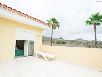 terrace with spectacular sea and mountain views in chayofa